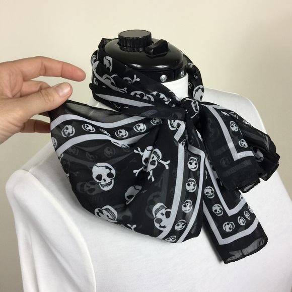 Accessories - Sculls Black and White head or neck scarf